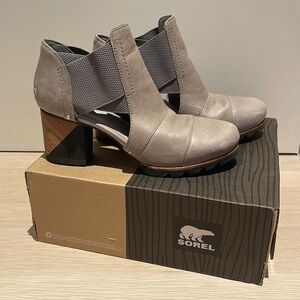 Sorel “Addington” cut out heeled grey ankle boots